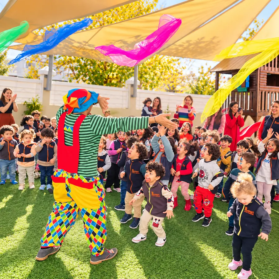 Fête en plein air avec un clown et les enfants de la crèche B.smart
