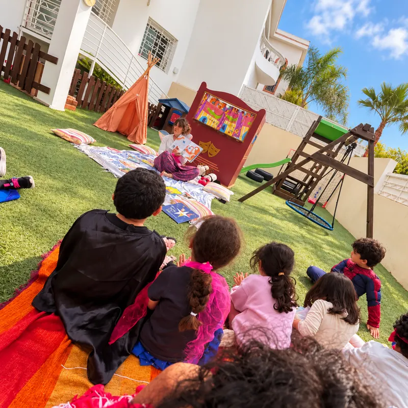 Heure du conte dans le jardin de la crèche B.smart, enfants déguisés