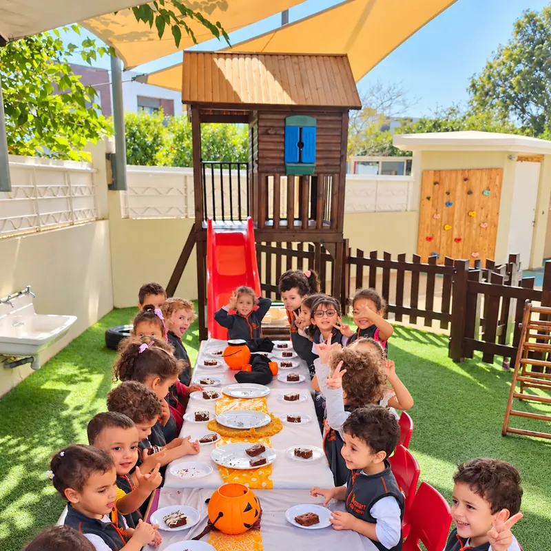 Goûter d'Halloween des enfants dans le jardin de la crèche B.smart