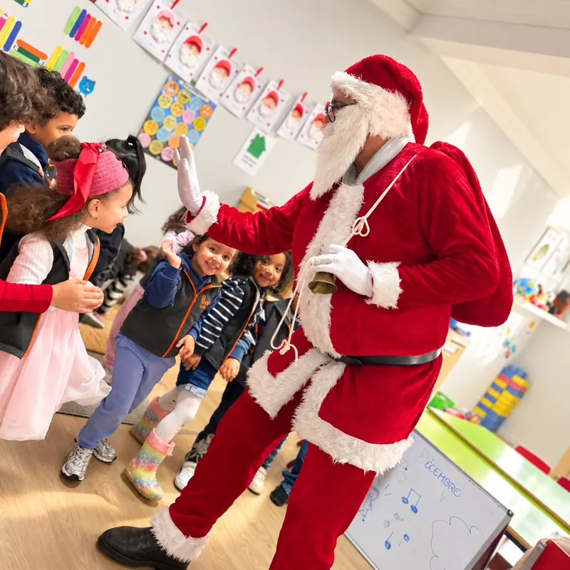 Le Père Noël en visite dans une classe de la crèche B.smart
