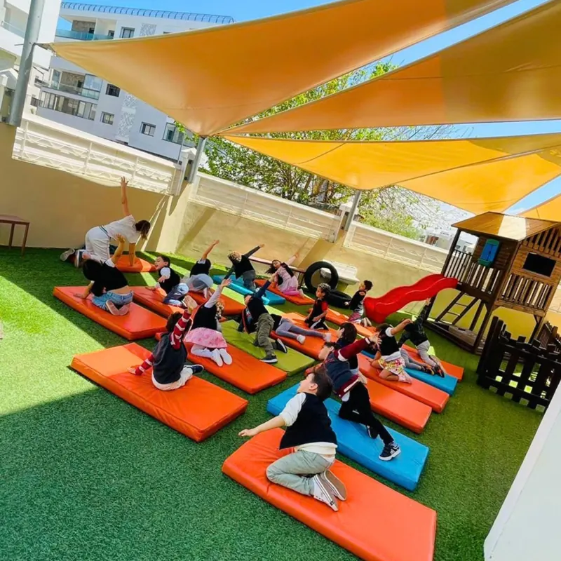 Séance de yoga en plein air pour les enfants de la crèche B.smart